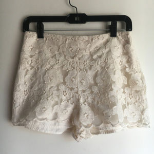 3/$15💥 Ivory Floral Shorts